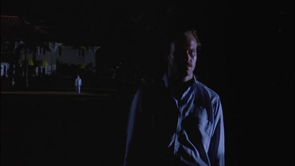 白いドレスの女の画像