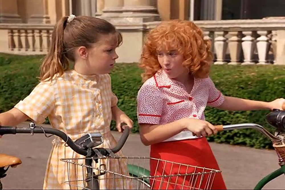 「アニー2」アシュレイ・ジョンソン & エミリー・アン・ロイドの画像