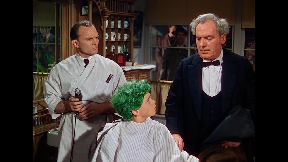 緑色の髪の少年の画像