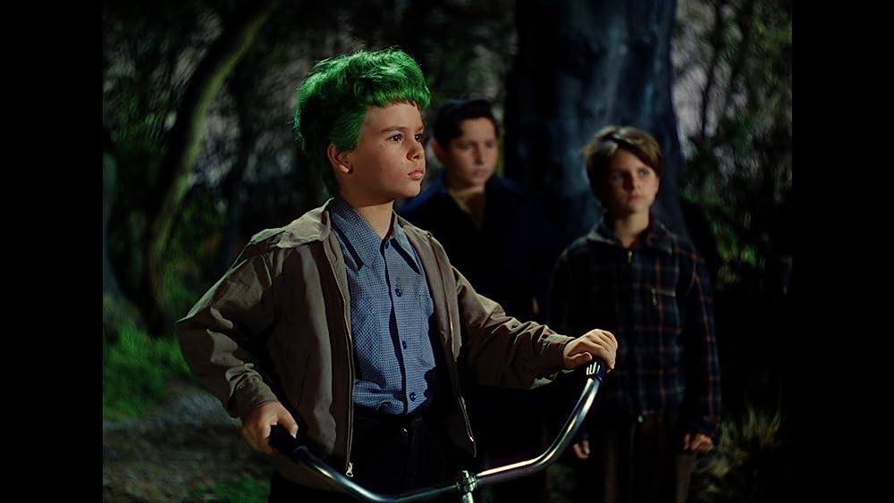 緑色の髪の少年の画像