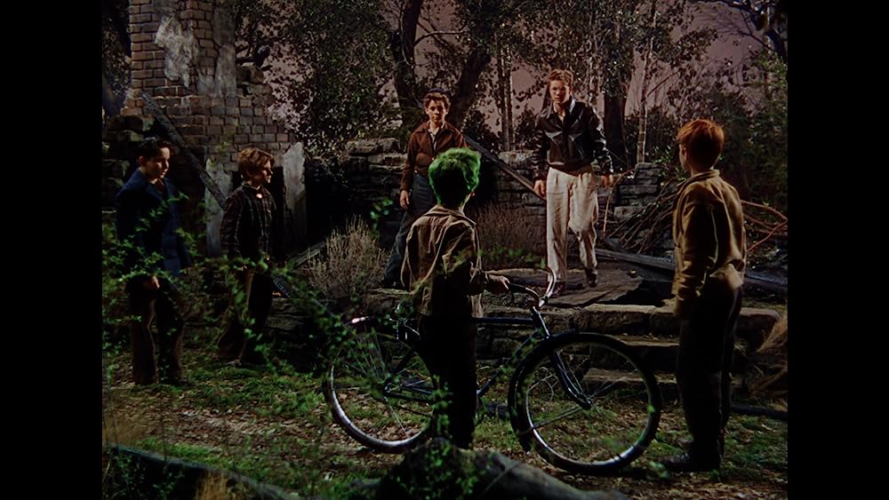 緑色の髪の少年の画像