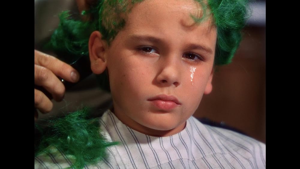 緑色の髪の少年の画像