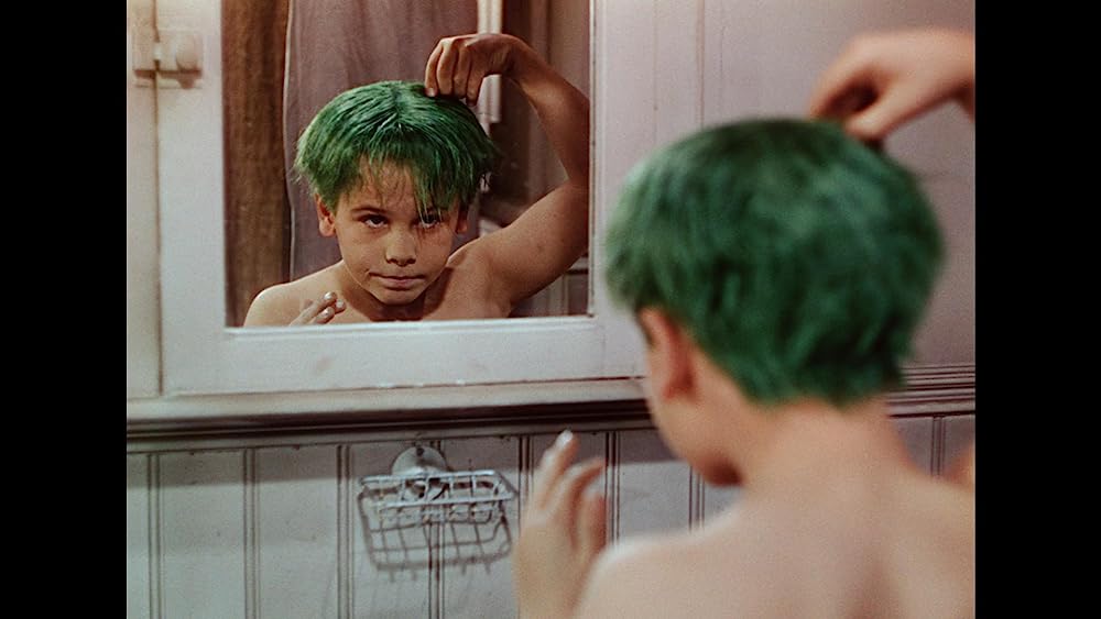 緑色の髪の少年の画像