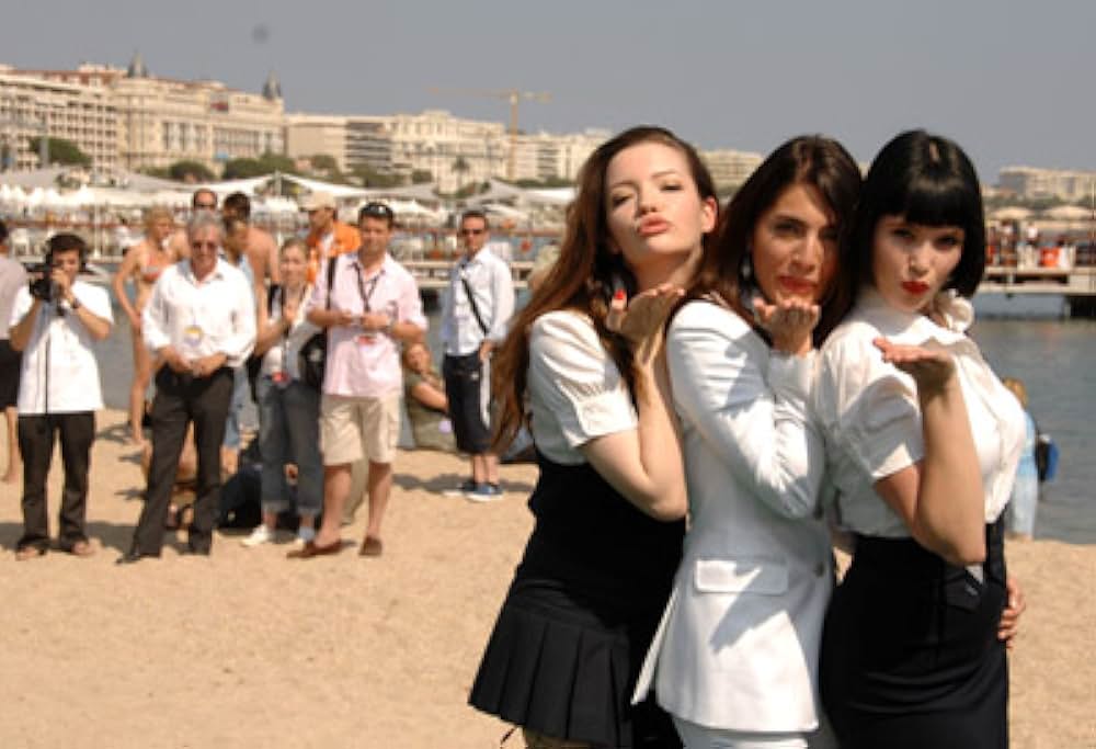 「聖トリニアンズ女学院 史上最強！?不良女子校生の華麗なる強奪作戦」の画像