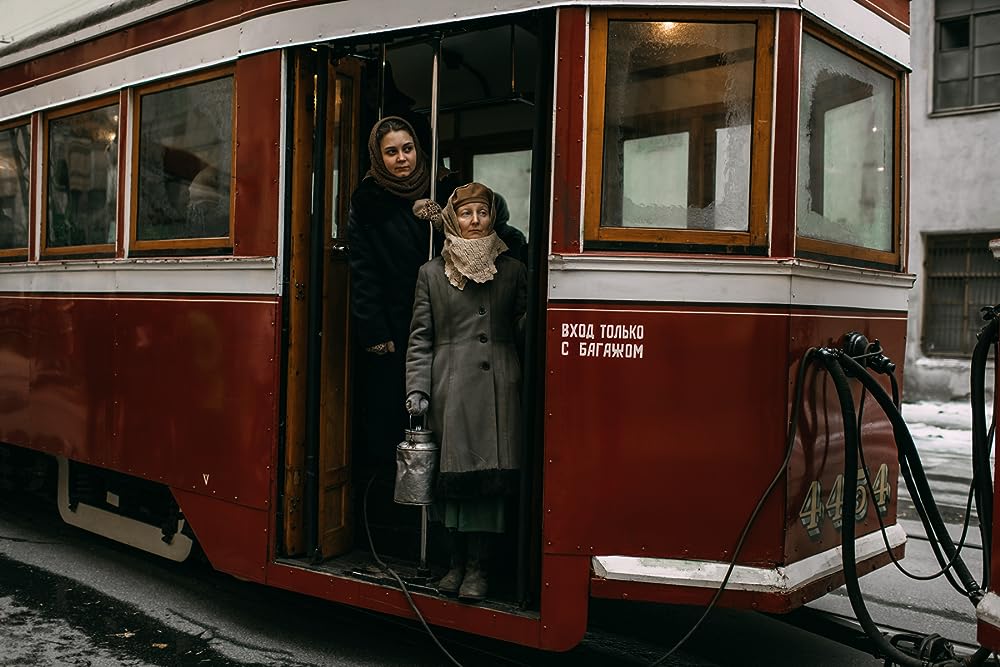 戦争と女の顔の画像