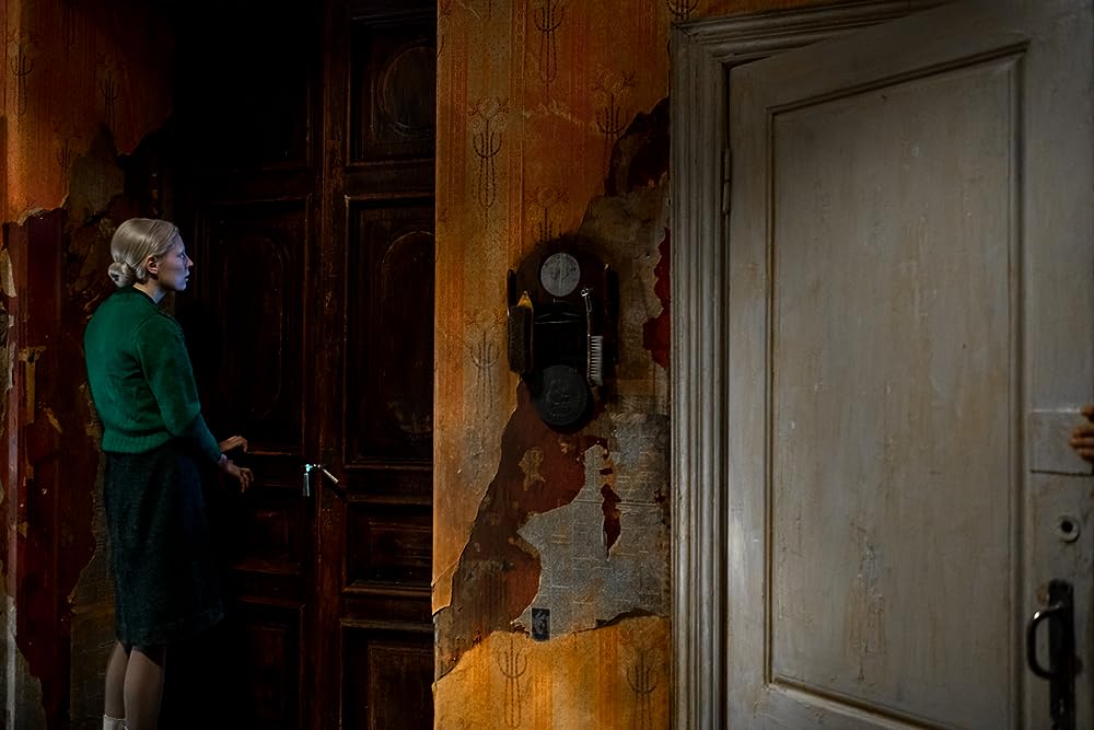 戦争と女の顔の画像