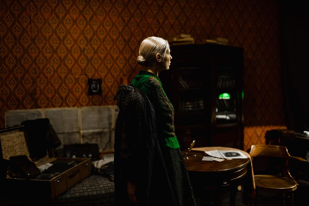 戦争と女の顔の画像