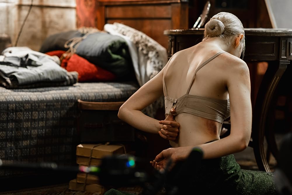 戦争と女の顔の画像