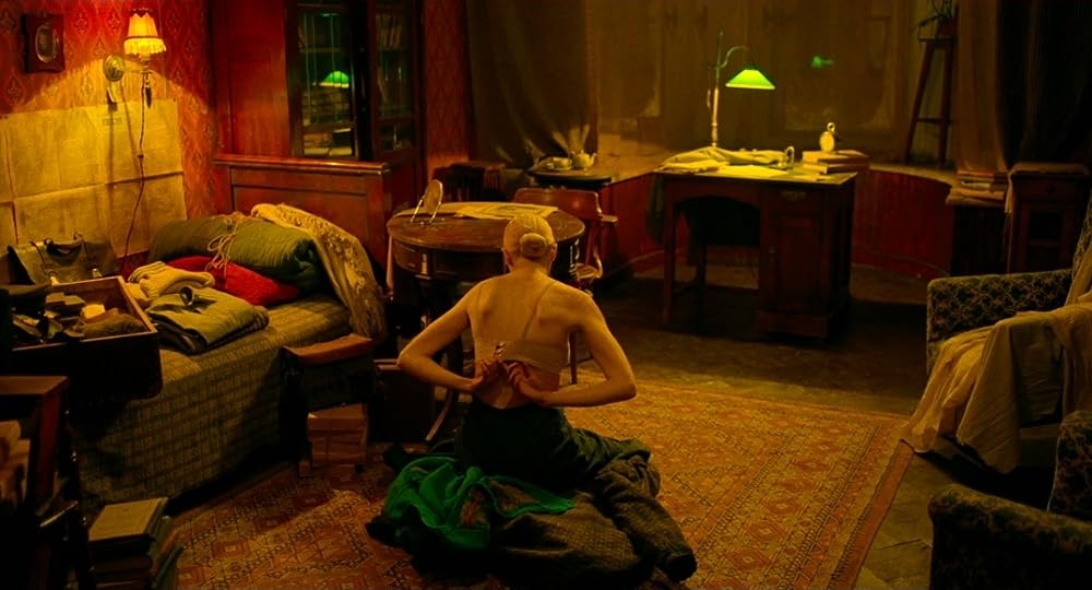 戦争と女の顔の画像