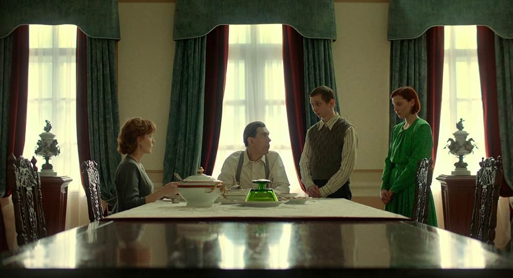 戦争と女の顔の画像