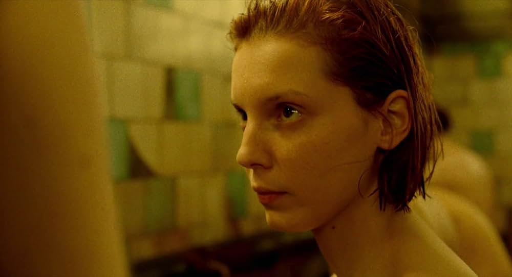 戦争と女の顔の画像