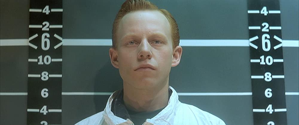 窓・ベッドルームの女の画像