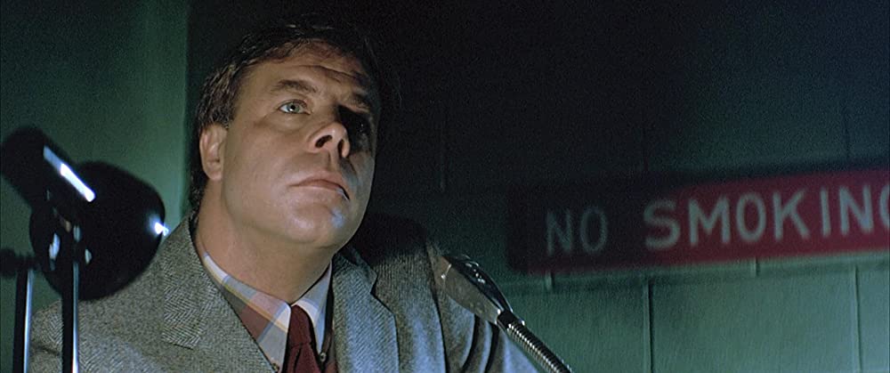 窓・ベッドルームの女の画像