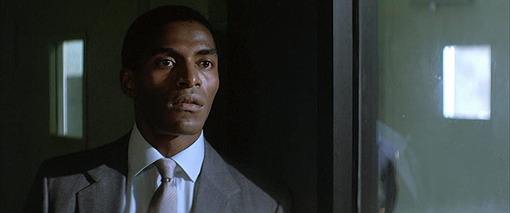 窓・ベッドルームの女の画像