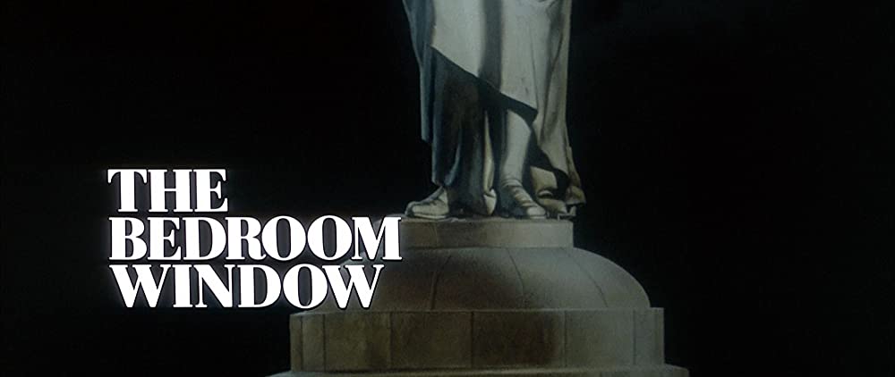 窓・ベッドルームの女の画像