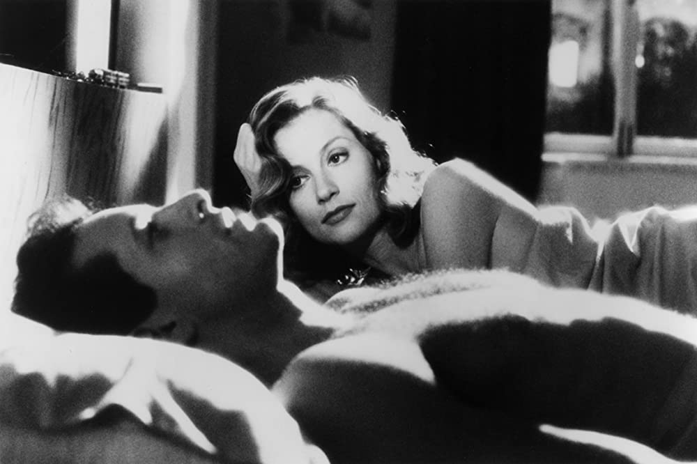 「窓・ベッドルームの女」スティーブ・グッテンバーグ & イザベル・ユペールの画像