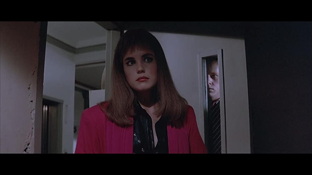 「窓・ベッドルームの女」エリザベス・マクガバン & ブラッド・グリーンクイストの画像