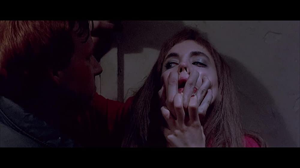 「窓・ベッドルームの女」エリザベス・マクガバン & ブラッド・グリーンクイストの画像