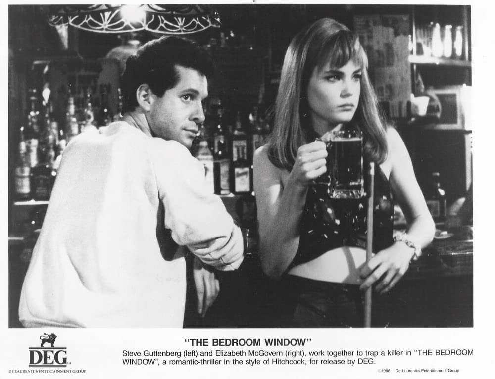 「窓・ベッドルームの女」スティーブ・グッテンバーグ & エリザベス・マクガバンの画像