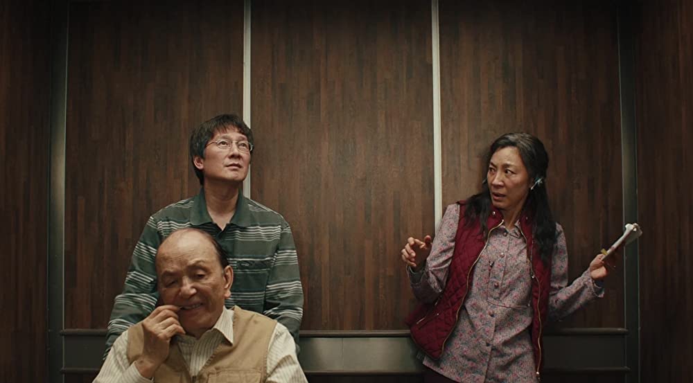 「エブリシング・エブリウェア・オール・アット・ワンス」ミシェル・ヨー & ジェームズ・ホン & ジョナサン・キー・クァンの画像