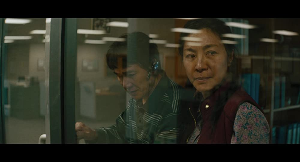 「エブリシング・エブリウェア・オール・アット・ワンス」ミシェル・ヨー & ジョナサン・キー・クァンの画像