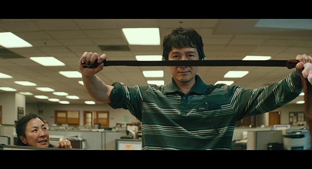 「エブリシング・エブリウェア・オール・アット・ワンス」ミシェル・ヨー & ジョナサン・キー・クァンの画像