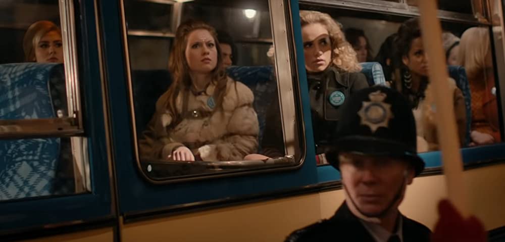 「彼女たちの革命前夜」スキ・ウォーターハウスの画像