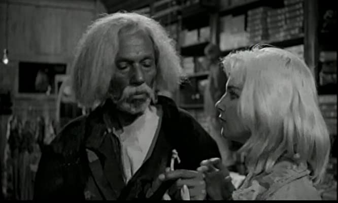 蛇皮の服を着た男の画像