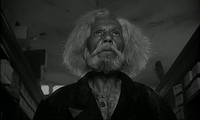 蛇皮の服を着た男の画像