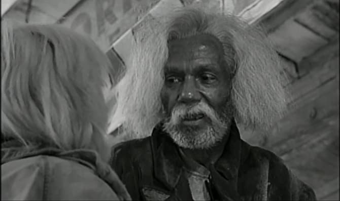 蛇皮の服を着た男の画像