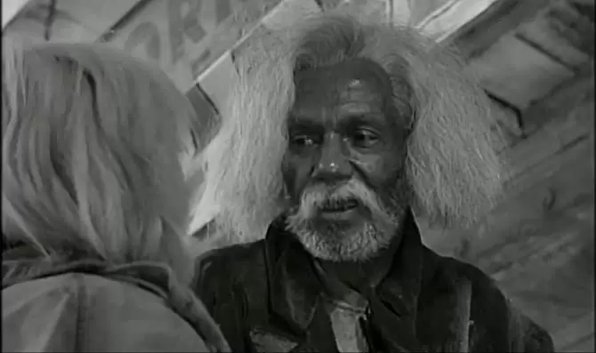 蛇皮の服を着た男の画像