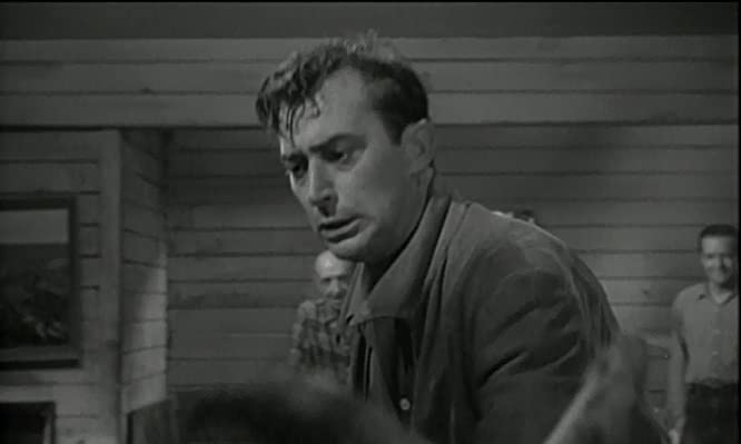 蛇皮の服を着た男の画像