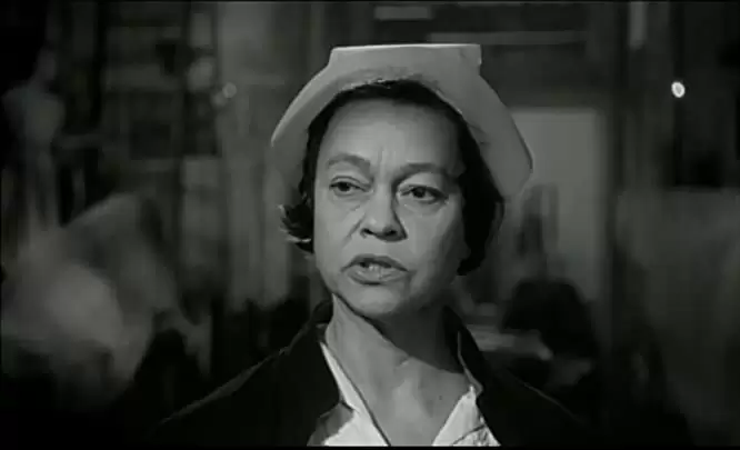 蛇皮の服を着た男の画像