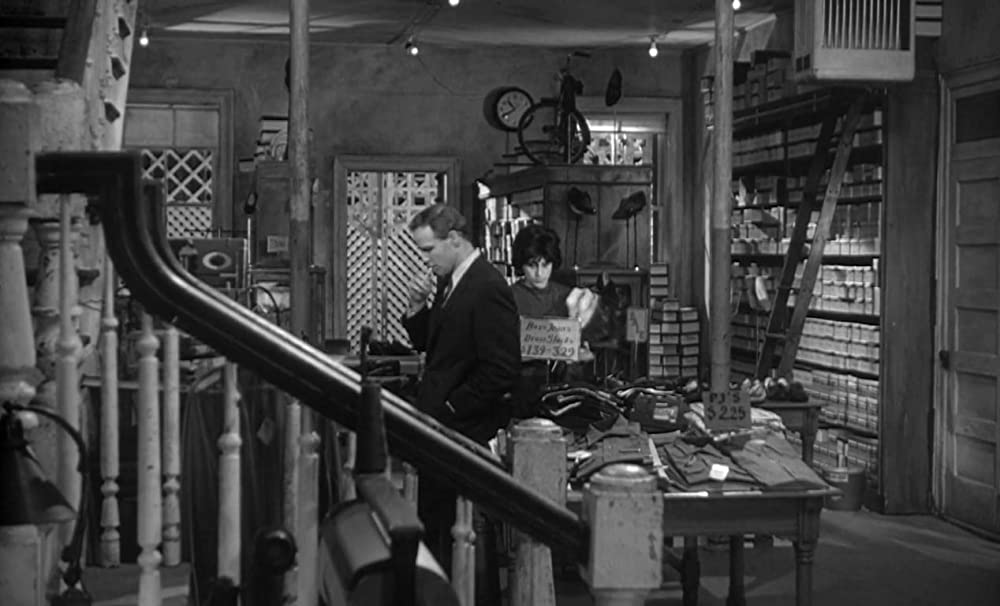 蛇皮の服を着た男の画像