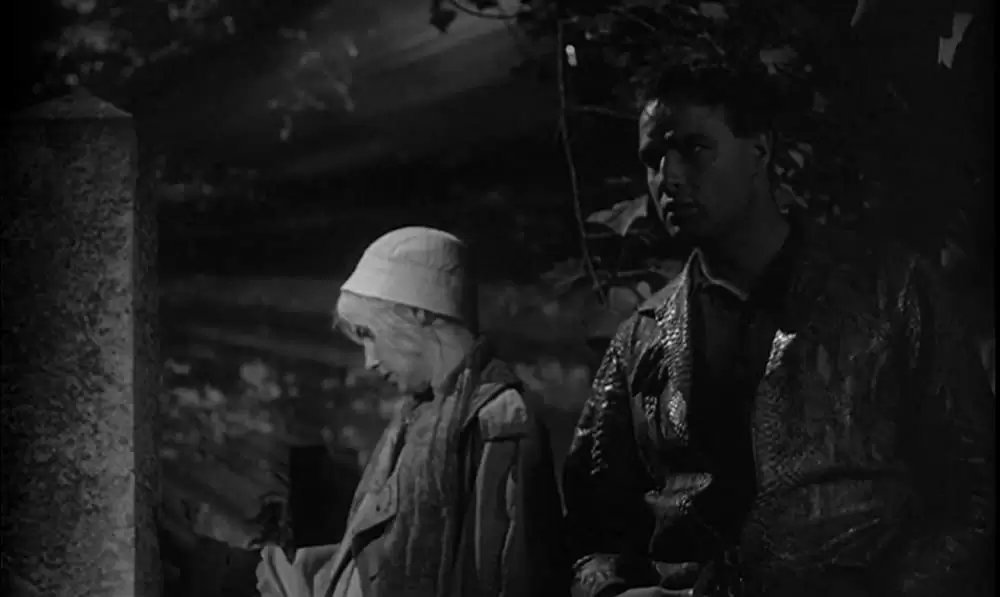 蛇皮の服を着た男の画像