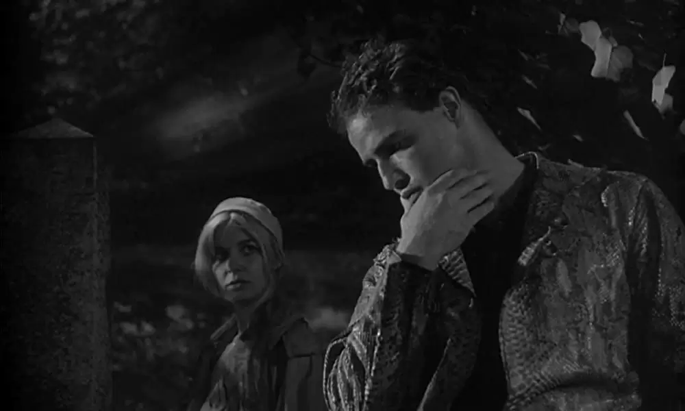 蛇皮の服を着た男の画像