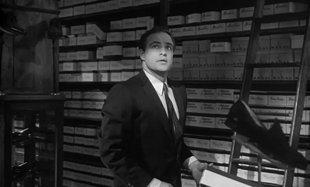 蛇皮の服を着た男の画像