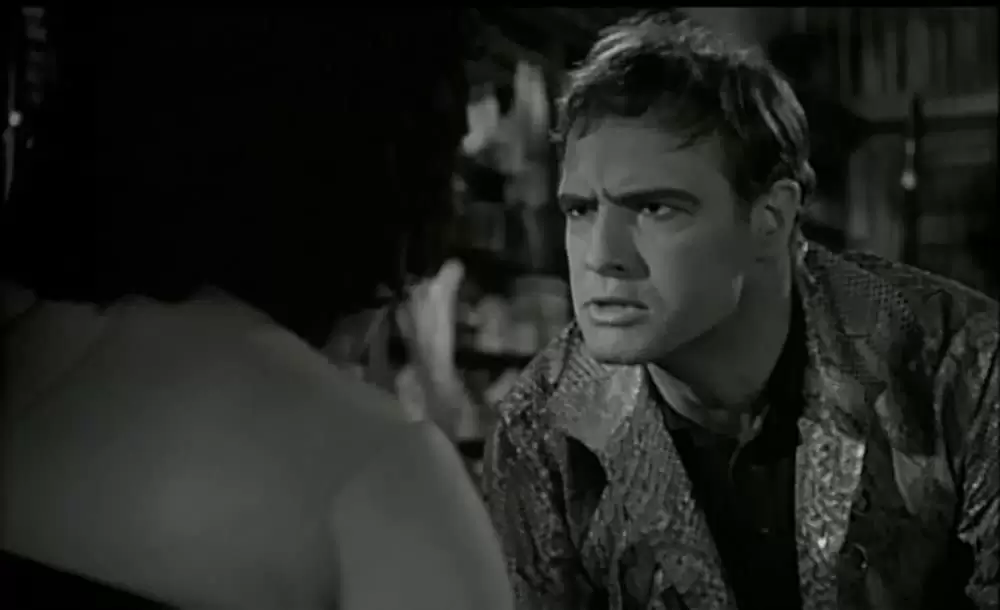 蛇皮の服を着た男の画像