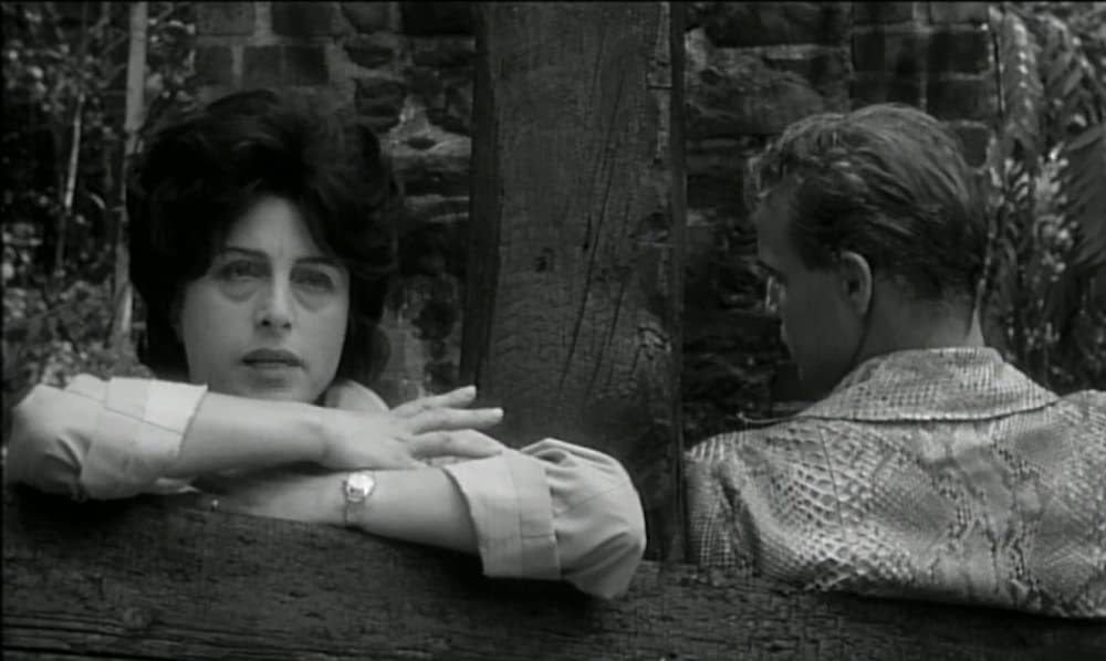 蛇皮の服を着た男の画像