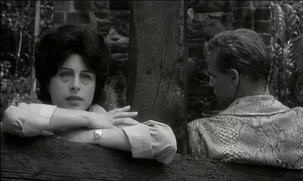 蛇皮の服を着た男の画像