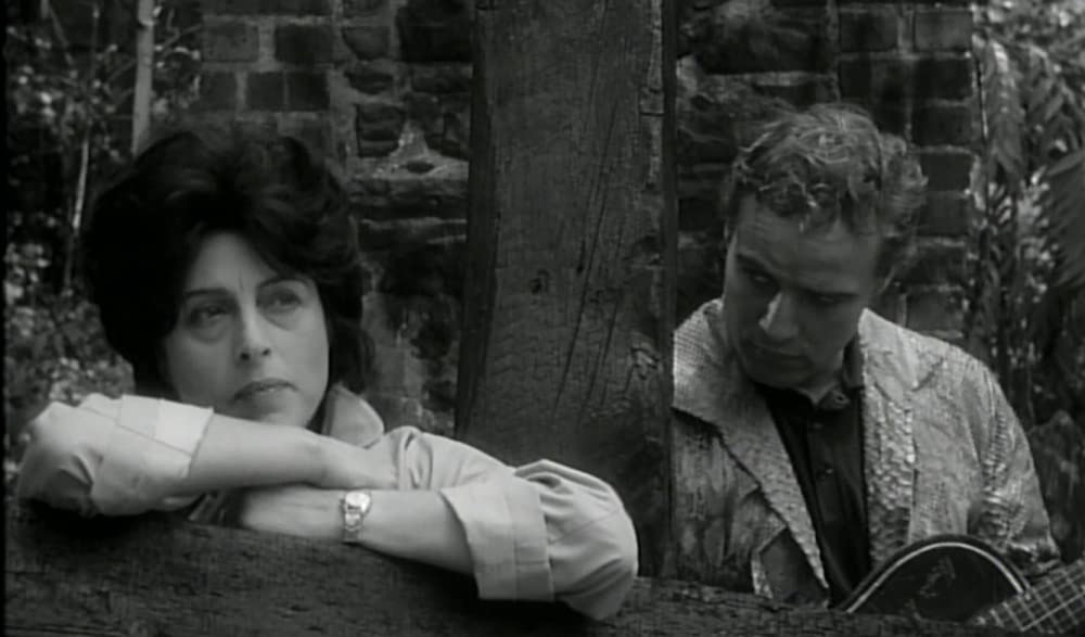 蛇皮の服を着た男の画像