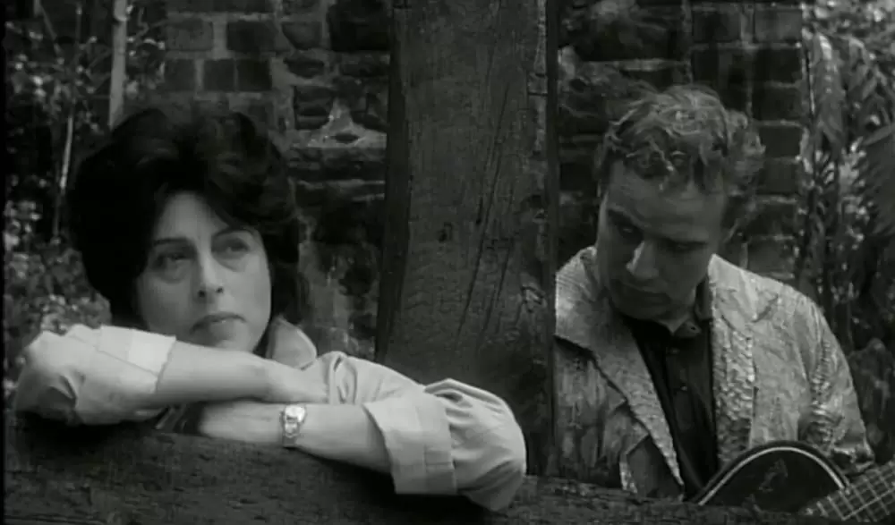 蛇皮の服を着た男の画像