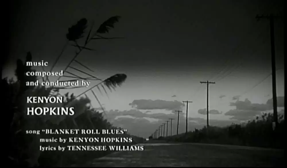 蛇皮の服を着た男の画像