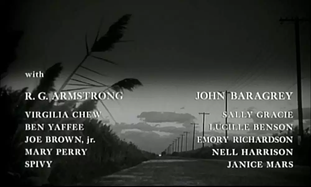 蛇皮の服を着た男の画像