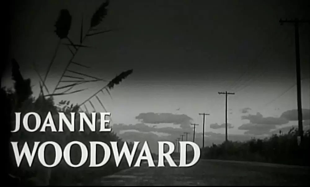 蛇皮の服を着た男の画像