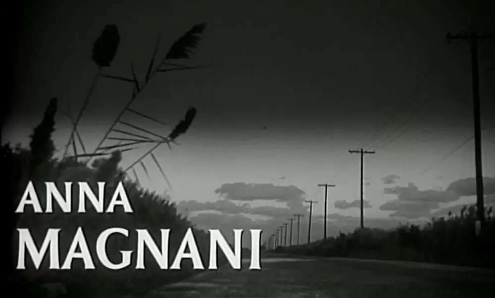 蛇皮の服を着た男の画像