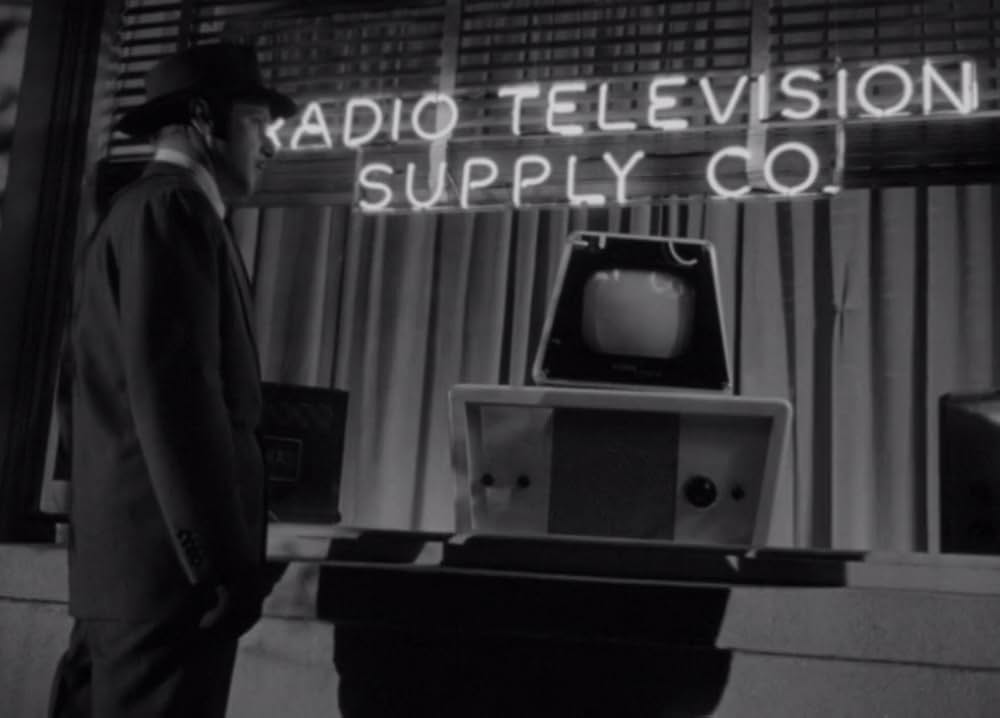 夜歩く男の画像