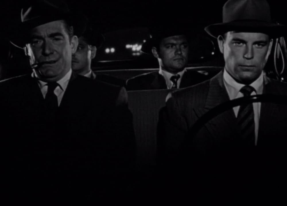 夜歩く男の画像