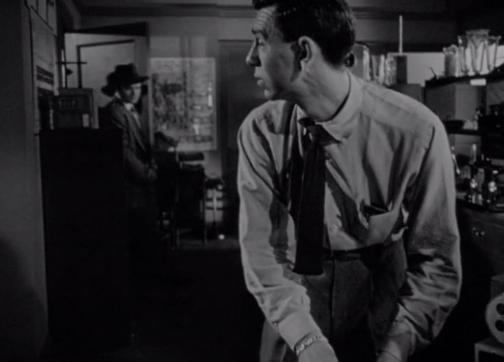 夜歩く男の画像