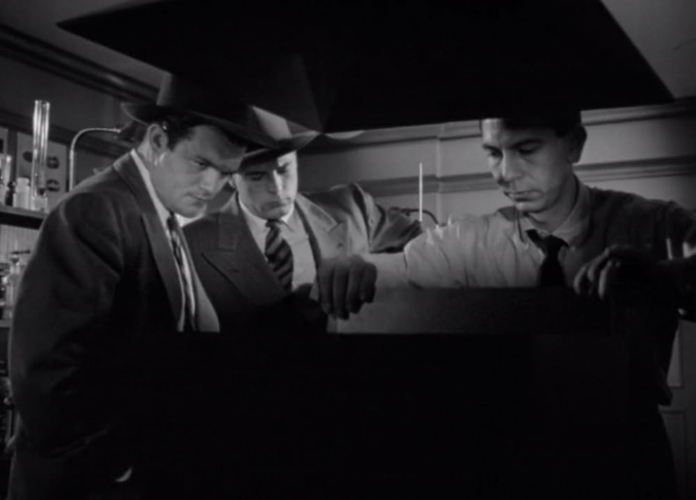 夜歩く男の画像